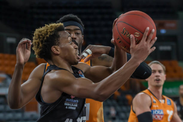 她能够在多 她能够在多